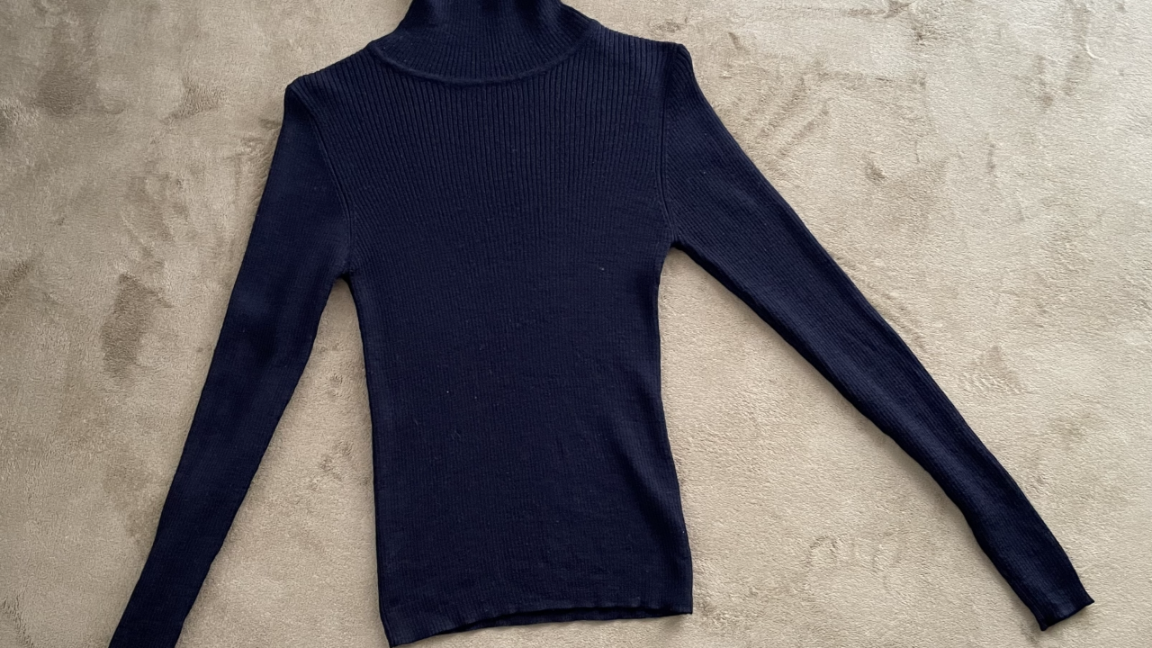 黒のタートルネック