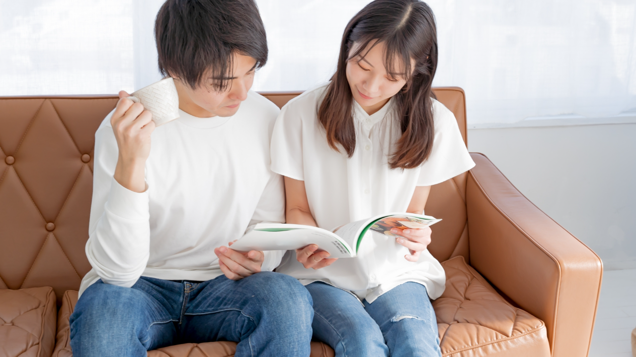 男性ファッション雑誌を読むカップル